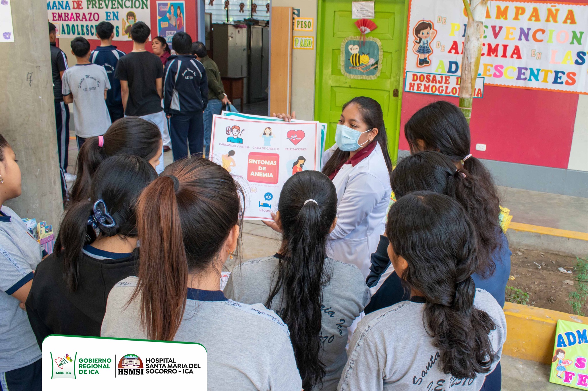 Charla jóvenes estudiantes de la I. E. Santa María