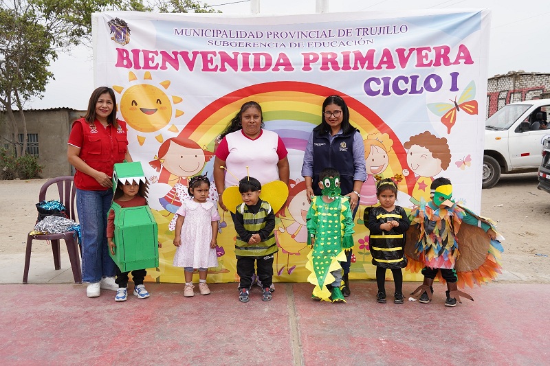 Niños de diez PROEIM a cargo de la Municipalidad Provincial de Trujillo participaron en un desfile de trajes primaverales con material reciclable.