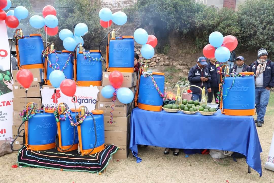 Gobierno Regional de Huancavelica, entregó maquinarias y herramientas agrícolas