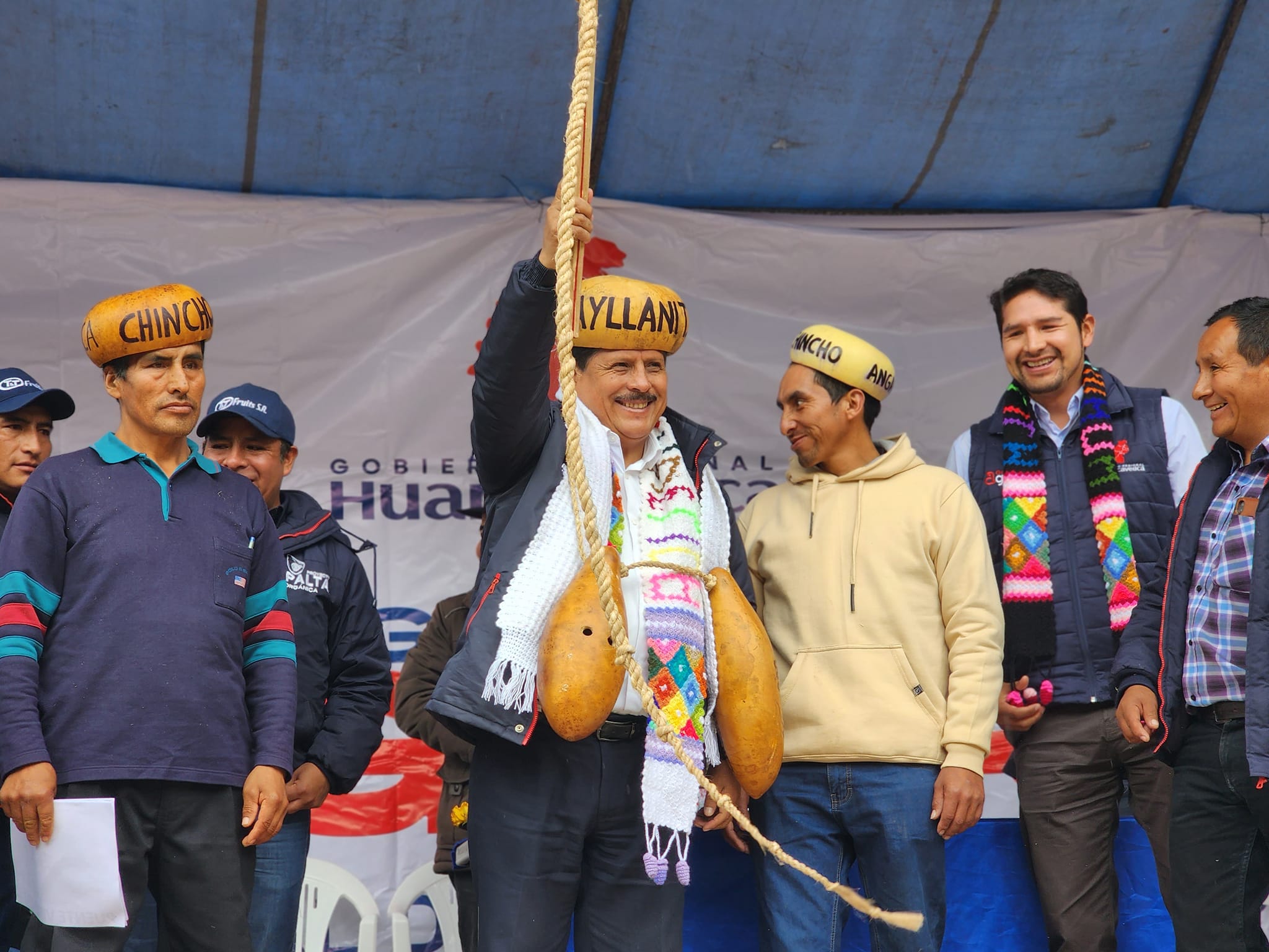 Gobierno Regional de Huancavelica, entregó maquinarias y herramientas agrícolas