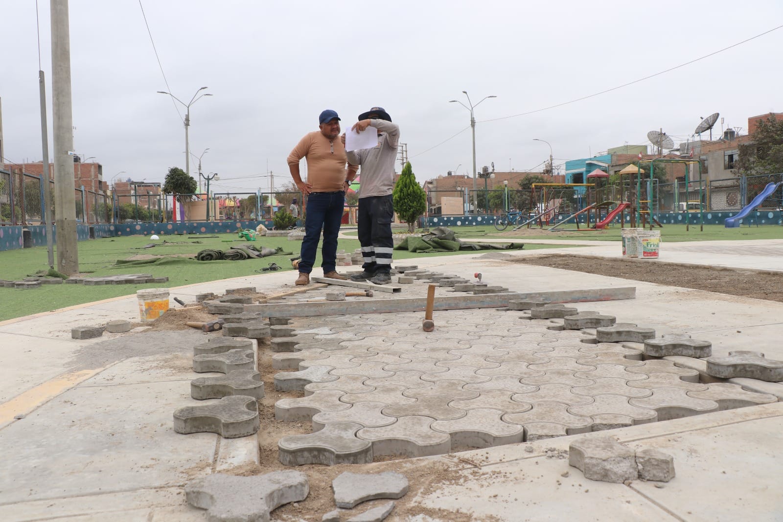 PARQUE INFANTIL UBICADO EN LA ALAMEDA LOS PINOS VA QUEDANDO EN ÓPTIMAS CONDICIONES PARA EL ESPARCIMIENTO DE NIÑOS Y NIÑAS
