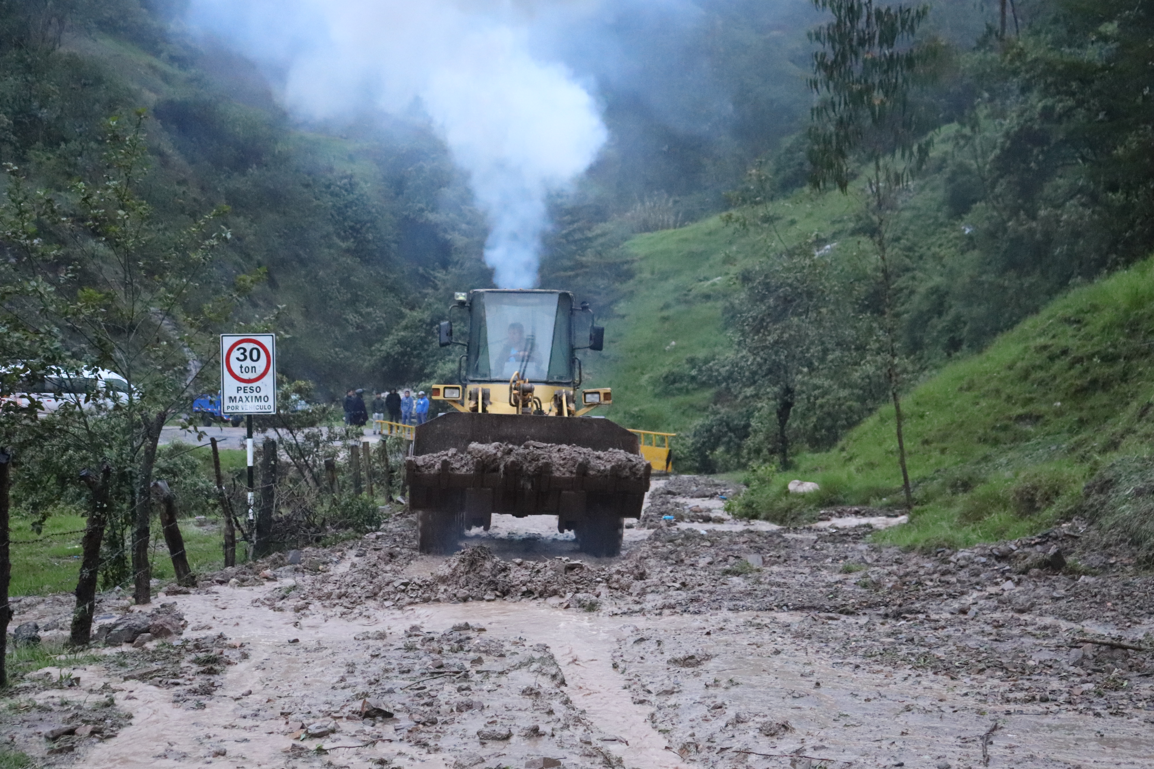 Habilitación de carreteras afectadas por Huaycos 