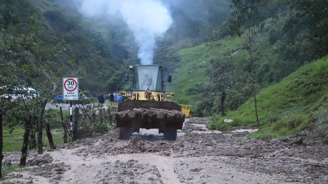 Habilitación de carreteras afectadas por Huaycos 