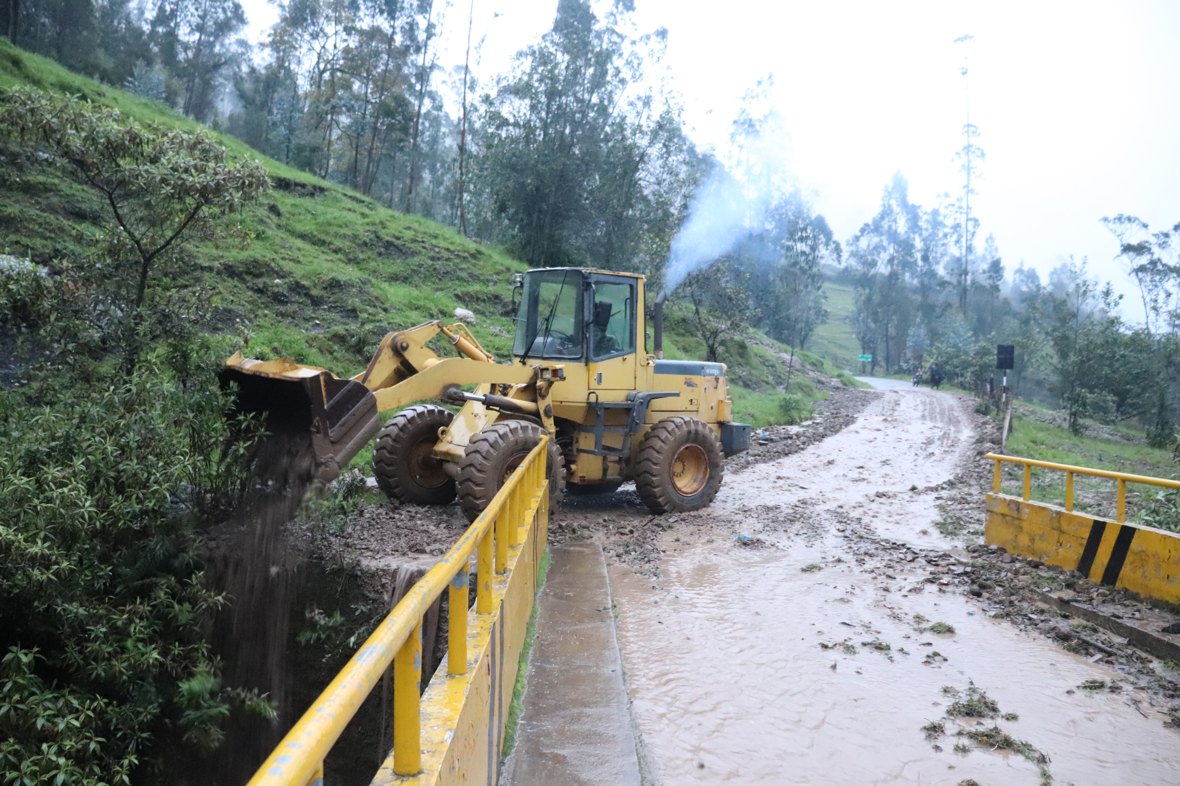 Habilitación de carreteras afectadas por Huaycos