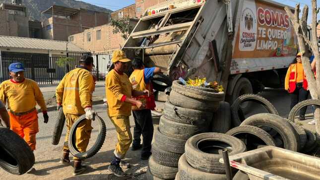 Comas realizan campaña de recojo de inservibles para eliminar potenciales zancudos que transmiten el dengue