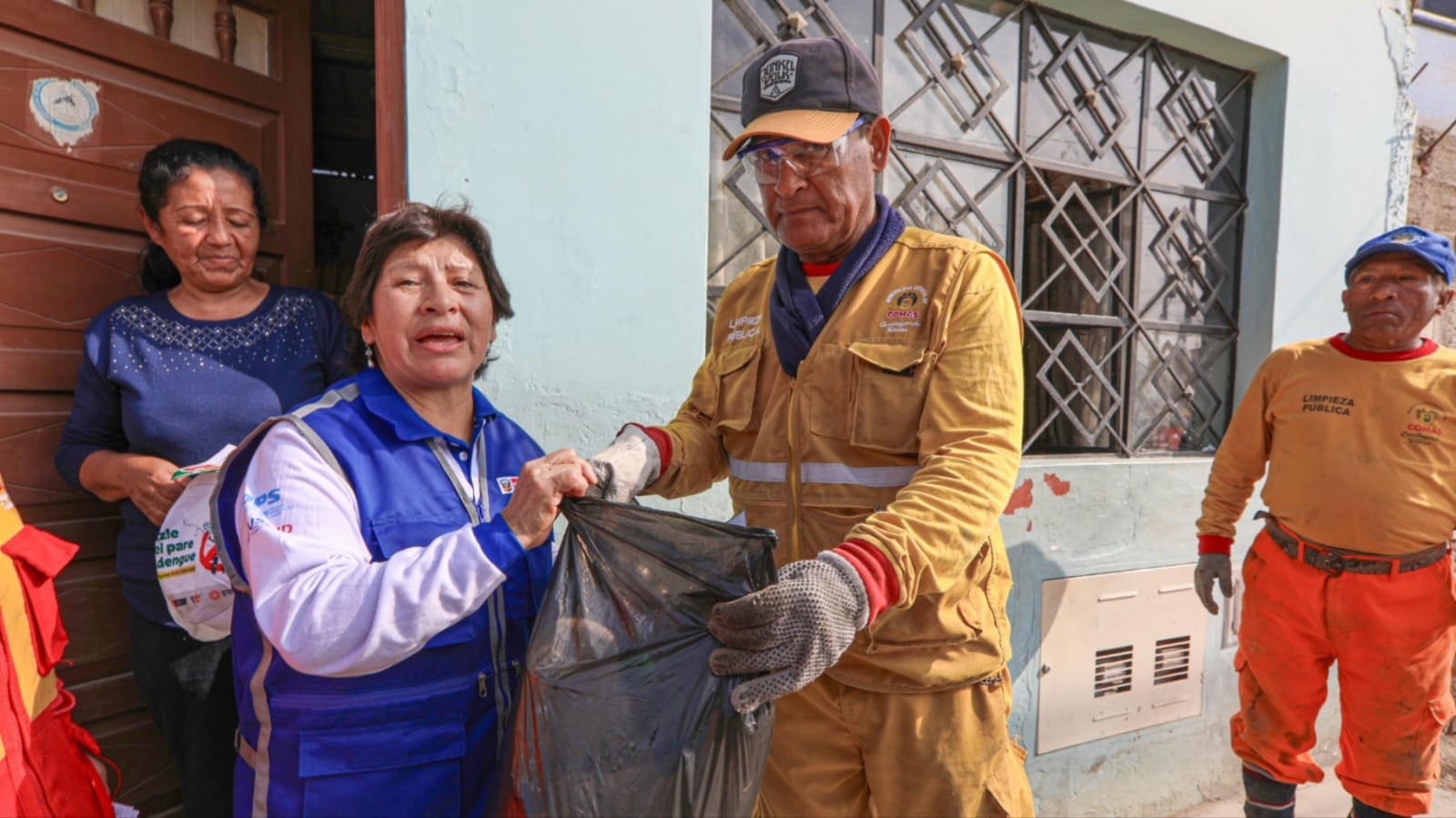 Comas realizan campaña de recojo de inservibles para eliminar potenciales zancudos que transmiten el dengue