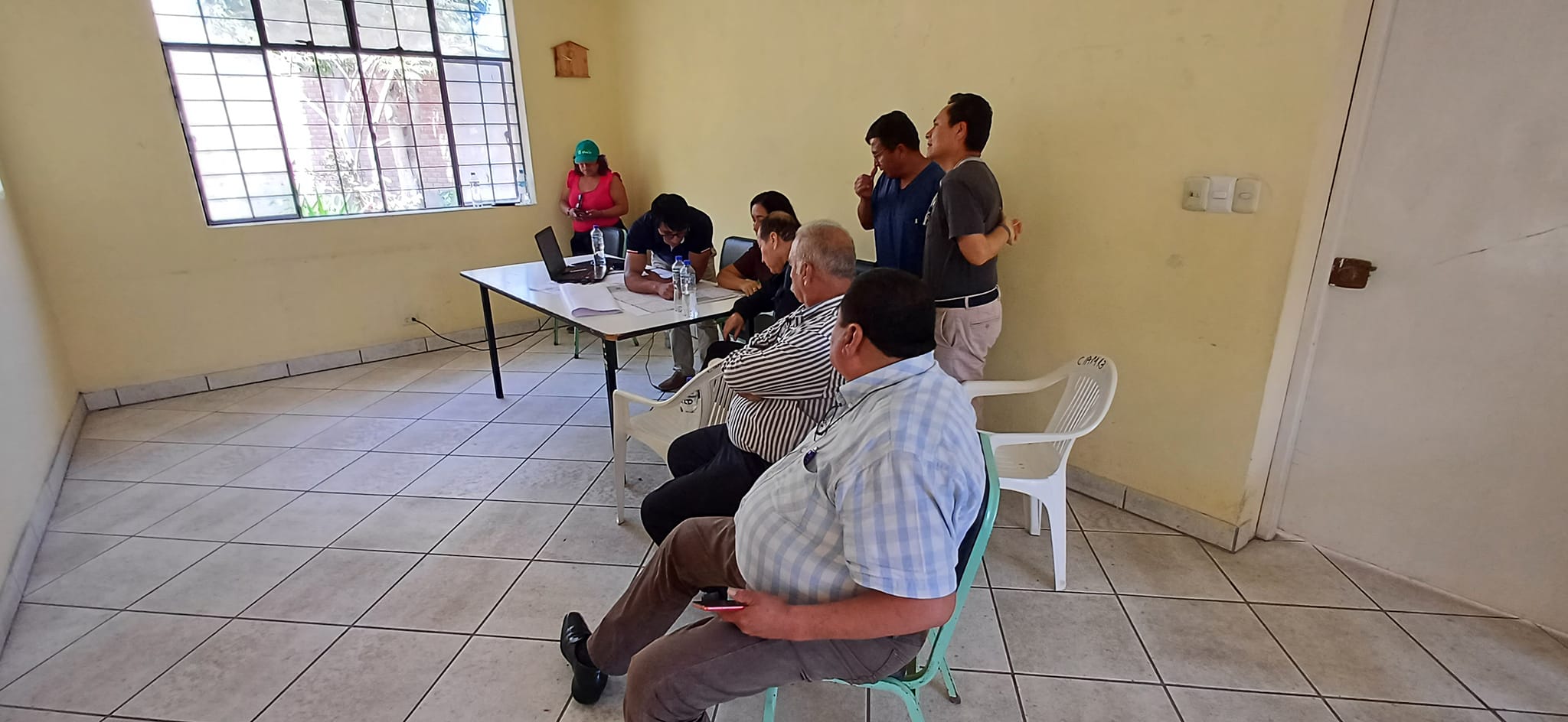 En estos momentos nuestras Autoridades Locales Sr. Luis Alberto Consilla Jara en compañía del Regidor Ing. Manuel del Carpio, se encuentran con los especialistas trabajando en los planos del MiniHospital del distrito de Lunahuaná. Juntos a los médicos de la MicroRed.