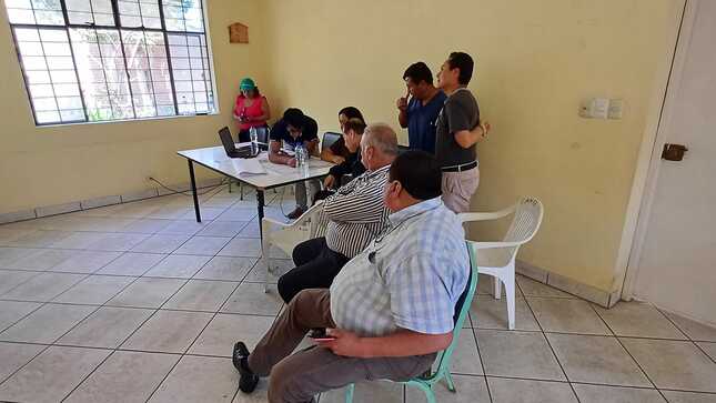 En estos momentos nuestras Autoridades Locales  Sr. Luis Alberto Consilla Jara en compañía del Regidor Ing. Manuel del Carpio, se encuentran con los especialistas trabajando en los planos del MiniHospital del distrito de Lunahuaná. Juntos a los médicos de la MicroRed.