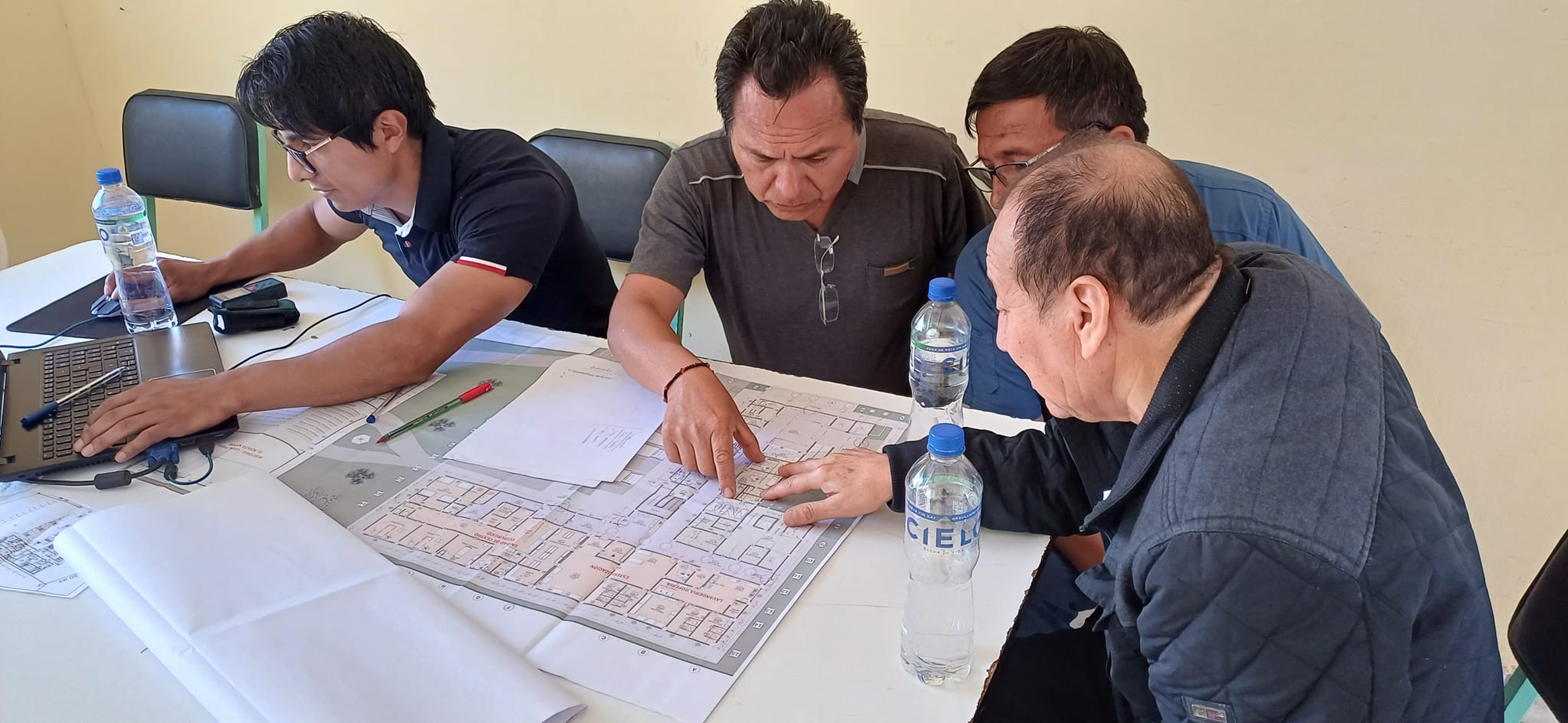 En estos momentos nuestras Autoridades Locales Sr. Luis Alberto Consilla Jara en compañía del Regidor Ing. Manuel del Carpio, se encuentran con los especialistas trabajando en los planos del MiniHospital del distrito de Lunahuaná. Juntos a los médicos de la MicroRed.