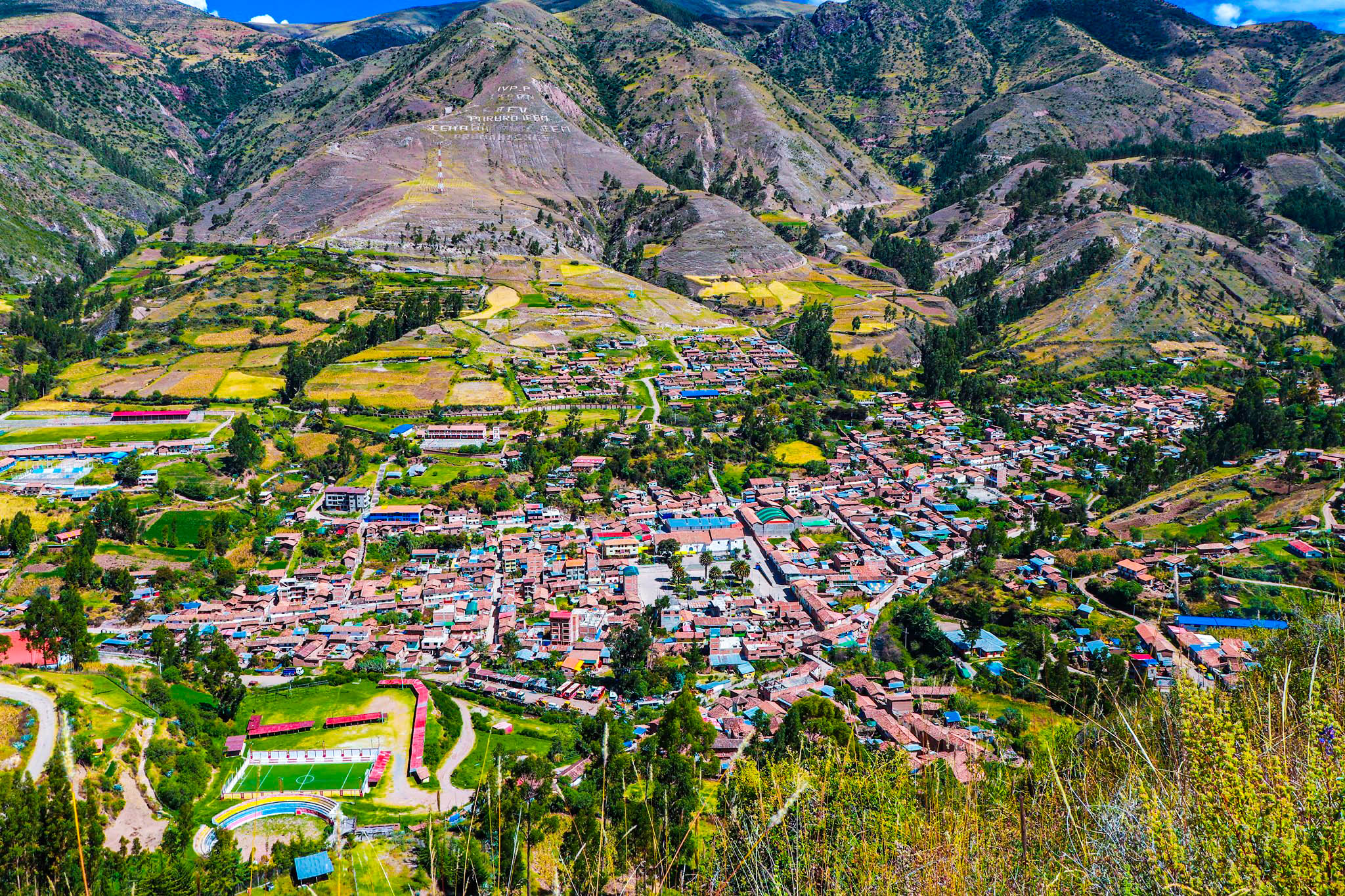 El Gobierno Regional Cusco, mediante su unidad ejecutora Plan MERISS, el próximo 10 de octubre concluirá y aprobará la formulación del estudio a nivel de expediente técnico del Proyecto de Riego “Creación y mejoramiento del servicio de agua para riego Sector Ccoytori, comunidad Anansaya, distrito de Paruro-provincia de Paruro-departamento de Cusco”. El citado proyecto cuenta a la fecha con un avance del 95 %, la obra beneficiara a 3,000 familias para ampliar la frontera agrícola en 800 hectáreas, con una inversión según el expediente técnico superior a los 41 millones. la grata información la dio a conocer el Ing. Lucho Salcedo Cáceres en su condición de director ejecutivo del Plan MERISS.

En su intervención el alcalde de la provincia de Paruro Sr. Ricardo Cavero Cárdenas dijo: Nos entrevistamos con el director ejecutivo del Plan MERISS para informarnos acerca del proyecto de riego, quien nos manifestó que el próximo 10 de octubre del año en curso será aprobado la viabilidad del expediente técnico de nuestro proyecto, para esta reunión nos acompañó una delegación de regidores de la municipalidad y directivos comunales quienes agradecieron al Gobernador Regional del Cusco, Ing. Werner Salcedo Álvarez por la buena decisión política de culminar el citado estudio que solamente falta algunos detalles y observaciones para ser viabilizado mediante una resolución ejecutiva.

El Burgomaestre de la provincia de Paruro reiteró, para la ejecución física del proyecto buscaremos el financiamiento ante las instancias del Gobierno Regional del Cusco y así tomar una decisión al ejecutivo regional para que nos asigne el presupuesto correspondiente para su ejecución que tendrá un presupuesto de 41 millones.

Por otro lado, el presidente de la Junta de Usuarios de Agua del proyecto de riego Paruro al ser requerido sostuvo: Será una infraestructura de gran envergadura para la provincia de Paruro, luego de muchos años de espera por fin se hará realidad y beneficiará a cientos de familias de varias comunidades, puesto que la población de Paruro vive de la agricultura en un 99 % con la producción de productos orgánicos y otros.