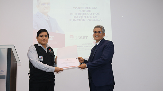 Como reconocimiento a su destacado aporte académico, el Fiscal José Domingo Pérez Gómez recibió un diploma