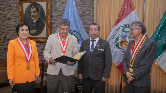 Consejo universitario de la UNHEVAL reconoce a x directivos por su contribución académica 