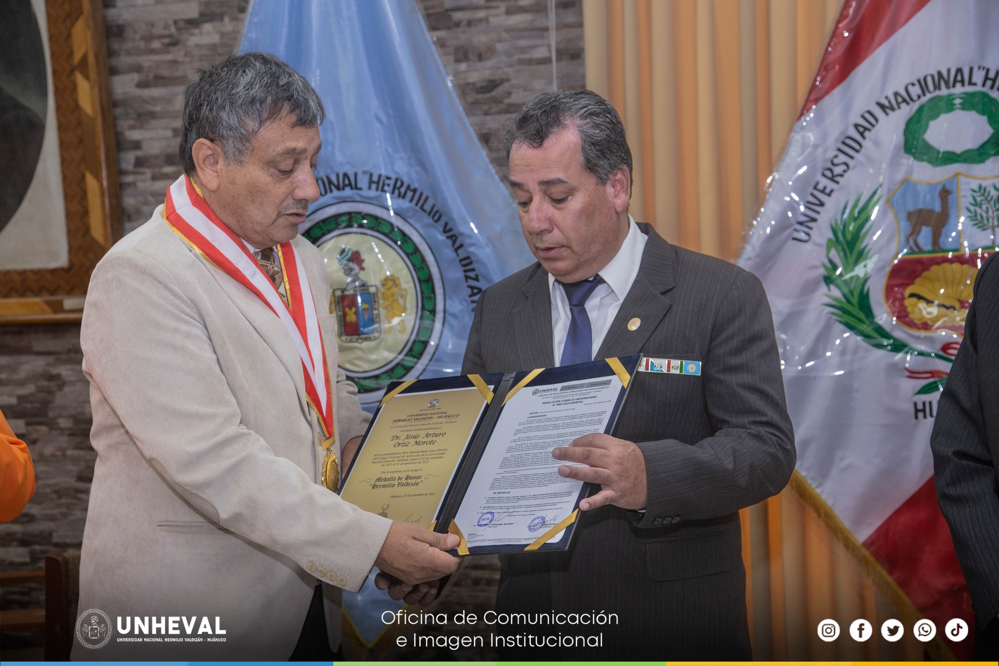 Consejo universitario de la UNHEVAL reconoce a x directivos por su contribución académica