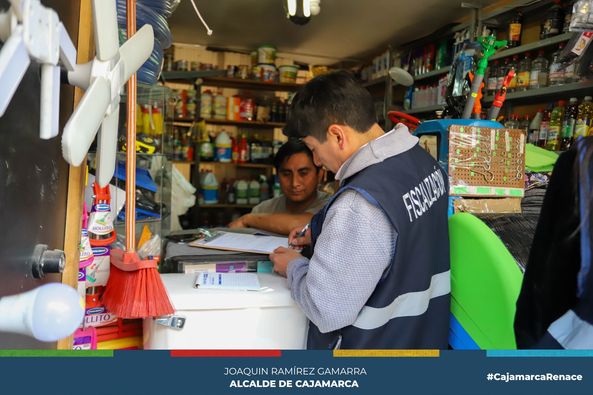 La Municipalidad Provincial de Cajamarca, continúa con los trabajos de sensibilización y concientización a todos los empresarios de la zona de 11 de febrero para retirar su mercadería de los espacios públicos, además de verificar el cumplimento de la documentación que garantice un buen servicio para todos los cajamarquinos.