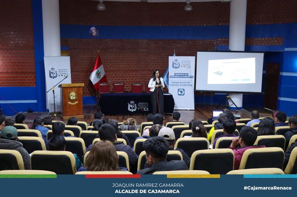 En un esfuerzo continuo por garantizar una gestión ambiental efectiva y responsable, el equipo de fiscalización y supervisión ambiental ha concluido un proceso de capacitación integral. 
👉La capacitación incluyó un análisis exhaustivo de las ordenanzas vigentes, con un enfoque especial en la gestión de residuos sólidos. Además, se profundizó en las diversas acciones necesarias para llevar a cabo una vigilancia, control, seguimiento y verificación efectivos en el ámbito ambiental, entre otras actividades afines.
✅Este fortalecimiento de capacidades tiene como objetivo principal mejorar la capacidad del equipo para velar por el cumplimiento de las normativas ambientales, así como para promover prácticas sostenibles en nuestra comunidad. Esta iniciativa refleja nuestro compromiso continuo con la protección y conservación de nuestro entorno natural.