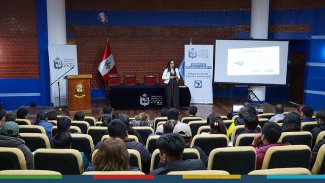 En un esfuerzo continuo por garantizar una gestión ambiental efectiva y responsable, el equipo de fiscalización y supervisión ambiental ha concluido un proceso de capacitación integral. 
👉La capacitación incluyó un análisis exhaustivo de las ordenanzas vigentes, con un enfoque especial en la gestión de residuos sólidos. Además, se profundizó en las diversas acciones necesarias para llevar a cabo una vigilancia, control, seguimiento y verificación efectivos en el ámbito ambiental, entre otras actividades afines.
✅Este fortalecimiento de capacidades tiene como objetivo principal mejorar la capacidad del equipo para velar por el cumplimiento de las normativas ambientales, así como para promover prácticas sostenibles en nuestra comunidad. Esta iniciativa refleja nuestro compromiso continuo con la protección y conservación de nuestro entorno natural.