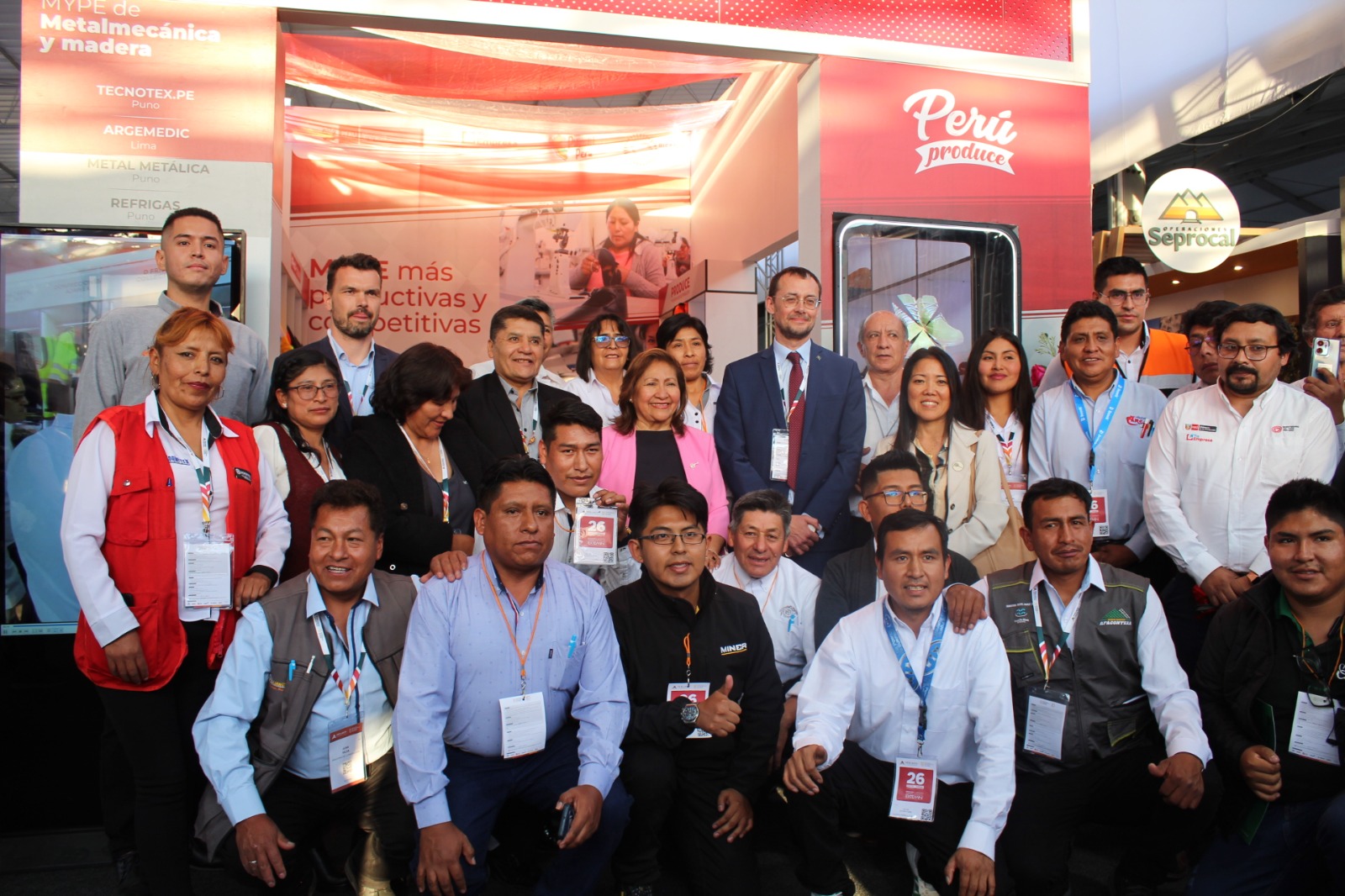 Foto de la ministra con las 30 MYPE que forman parte de la Zona Produce