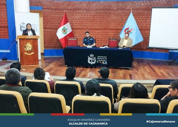 Como parte de la política de diálogo por parte de la actual gestión municipal, la gerencia de Transportes y Seguridad Vial de la Municipalidad de Cajamarca participó en una mesa de trabajo con los gremios de transportistas que brindan servicio de taxi con el fin de conocer su problemática de este sector, así como llegar acuerdos que generen mayor seguridad y servicio de calidad a los ciudadanos en nuestra ciudad.
🗣En ese sentido, Edith Chuco Gutiérrez, gerente de Transporte y Seguridad Vial destacó la importancia de este evento, ya que se llegó a importantes acuerdos que ayudan a mejorar el servicio de transporte a los usuarios, además de trabajar de manera mancomunada con los transportistas para luchar contra la informalidad, entre otros.