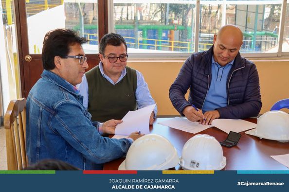 El alcalde provincial de Cajamarca, se reuni贸 con directivos y funcionarios para hacer un recuento del estado situacional actual del Componente de la Planta Modular del Proyecto de Ampliaci贸n y Mejoramiento de la planta de Tratamiento de Agua Potable El Milagro.
馃En ese mismo sentido, se evaluaron los informes emitidos por las diferentes 谩reas t茅cnicas de la empresa para conocer a detalle todos los aspectos esenciales con el objetivo de mejorar y garantizar el l铆quido elemento a toda la ciudadan铆a.