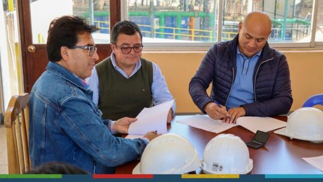 El alcalde provincial de Cajamarca, se reunió con directivos y funcionarios para hacer un recuento del estado situacional actual del Componente de la Planta Modular del Proyecto de Ampliación y Mejoramiento de la planta de Tratamiento de Agua Potable El Milagro. 
🤝En ese mismo sentido, se evaluaron los informes emitidos por las diferentes áreas técnicas de la empresa para conocer a detalle todos los aspectos esenciales con el objetivo de mejorar y garantizar el líquido elemento a toda la ciudadanía. 
