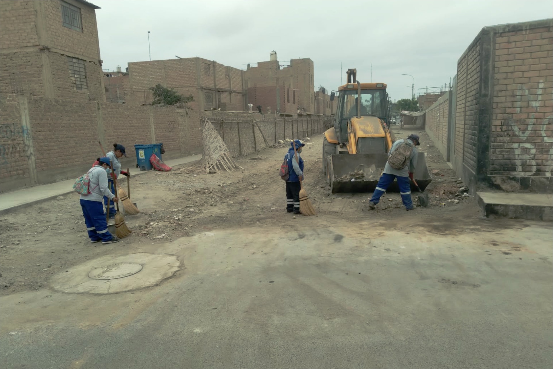 MUNICIPIO DE HUAURA REALIZA LIMPIEZA EN ZONA CRÍTICA DE ACUMULACIÓN DE BASURA Y SE EXHORTA A LOS VECINOS A MANTENER LIMPIO DICHO ESPACIO PÚBLICO