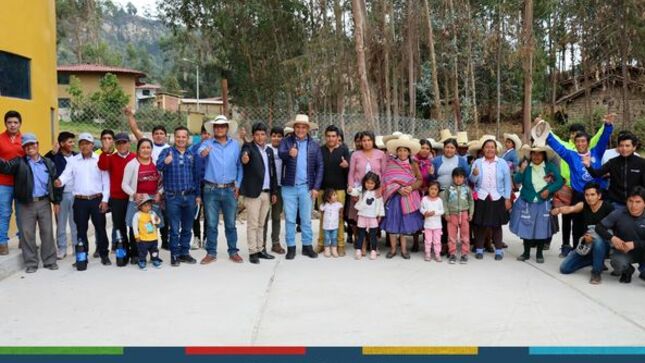 La Municipalidad Provincial de Cajamarca, en una destacada colaboración entre la subgerencia de Programas Sociales y Empadronamiento, a través del Centro Integral de Atención al Adulto Mayor (CIAM), la subgerencia de Salud y la RENIEC, se unieron para llevar a cabo una serie de actividades con motivo del Día Internacional de las Personas de Edad.
👉En esta enriquecedora jornada, decenas de adultos mayores se sumaron a una campaña integral de salud y aprovecharon la oportunidad para actualizar sus datos personales con miras a obtener su DNI electrónico.
🩺Durante la campaña de salud, se ofrecieron servicios médicos gratuitos, como chequeos de rutina, vacunaciones y asesoramiento sobre temas de salud específicos para esta etapa de la vida. 
📝La actualización de datos para la obtención del DNI electrónico es un paso fundamental para facilitar la vida de nuestros mayores, permitiéndoles acceder a diversos servicios y trámites de manera ágil y segura. El equipo de la RENIEC estuvo presente para brindar orientación y asistencia personalizada a todos los interesados en este proceso.