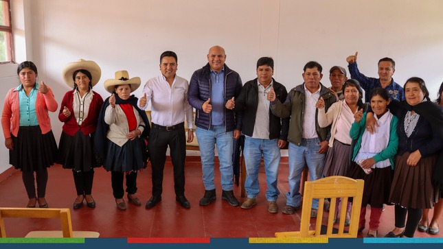 En una muestra de su compromiso inquebrantable con la comunidad, el Alcalde Provincial de Cajamarca continúa su recorrido por distintos puntos de la provincia, llevando consigo un mensaje de cooperación y progreso. En esta ocasión, su visita se enfocó en el centro poblado de Porcón Bajo, donde se llevaron a cabo importantes acciones y reuniones de coordinación.
✅El propósito fundamental de esta visita fue entender de cerca las necesidades y aspiraciones de la comunidad, así como evaluar el progreso y los logros alcanzados gracias a los programas sociales implementados
👉El compromiso del Alcalde Provincial con el progreso de Cajamarca no se detiene aquí. Mañana continuará su recorrido, visitando más centros poblados y tomando medidas concretas para abordar los desafíos que puedan surgir. Su determinación y dedicación son la prueba de su firme compromiso con el bienestar y el desarrollo sostenible de la provincia de Cajamarca. Juntos, unimos esfuerzos para construir un futuro más próspero y prometedor para todos los cajamarquinos.