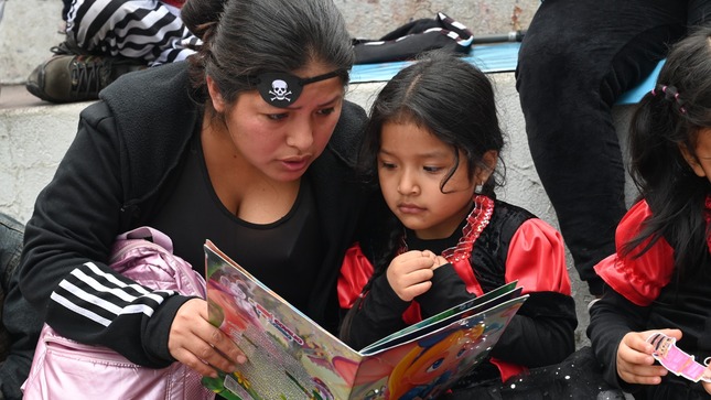 Fotografía de mamá con niño leyendo juntos