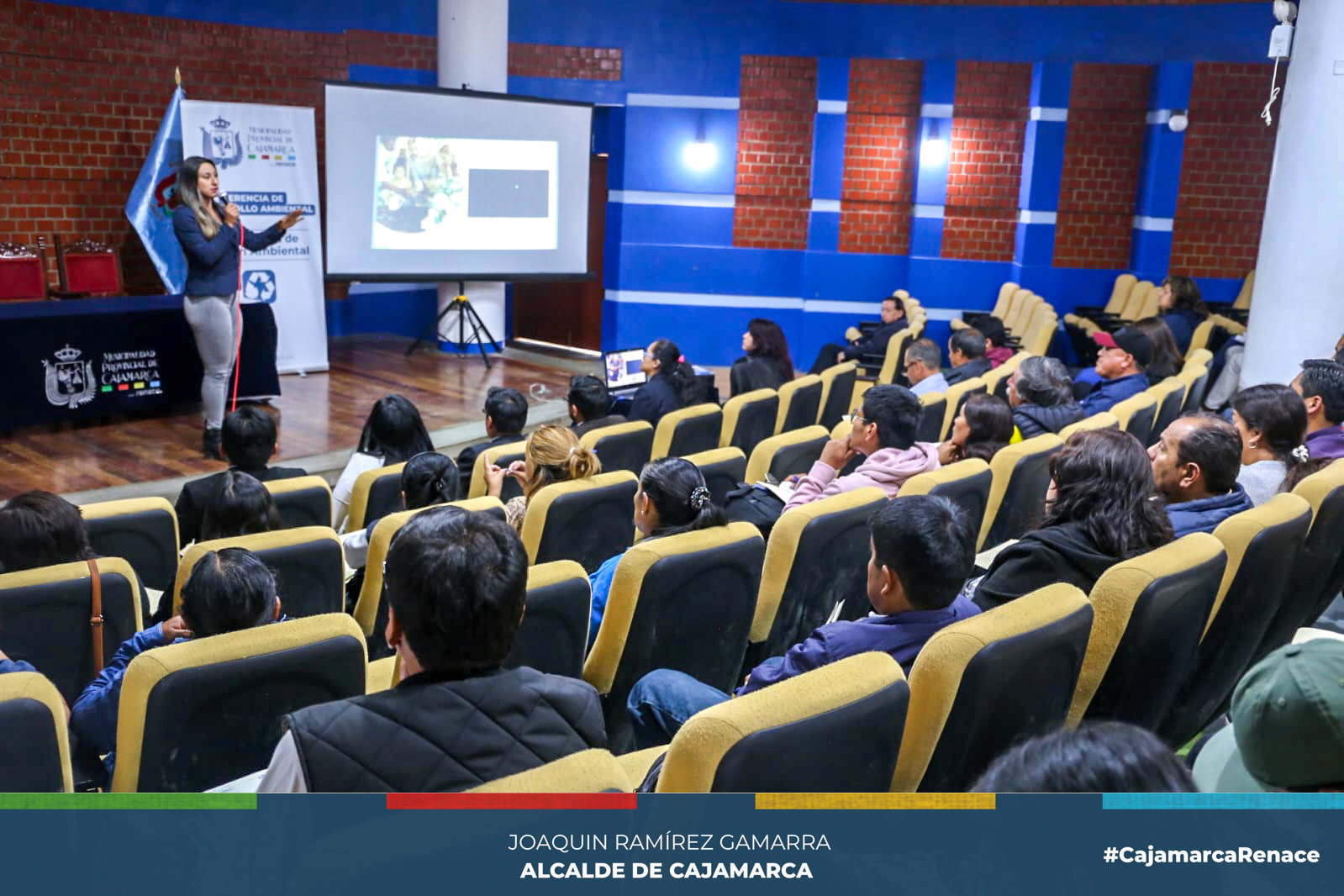 La gerencia de Desarrollo Ambiental de la Municipalidad Provincial de Cajamarca, se complace en anunciar una serie de capacitaciones destinadas a nuestro  equipo de sensibilizadores y fiscalizadores. Estas capacitaciones están programadas para llevarse a cabo del 25 de octubre al 3 de noviembre.
👉El propósito primordial de estas capacitaciones es enriquecer y fortalecer las habilidades de nuestros equipos mediante la adquisición de conocimientos teóricos, técnicos y legales. Esto, a su vez, contribuirá significativamente al desarrollo y desempeño eficiente de los equipos encargados de la sensibilización, fiscalización y supervisión ambiental.
🗣Estas capacitaciones son una inversión en el crecimiento profesional de nuestro equipo y en el impulso de la conciencia ambiental en nuestra comunidad. Estamos seguros de que esta formación contribuirá a un desempeño aún más destacado en nuestras responsabilidades, y sabemos con entusiasmo los resultados positivos que surgirán de estas sesiones de aprendizaje conjunto.