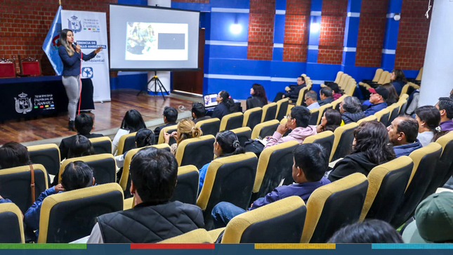 La gerencia de Desarrollo Ambiental de la Municipalidad Provincial de Cajamarca, se complace en anunciar una serie de capacitaciones destinadas a nuestro  equipo de sensibilizadores y fiscalizadores. Estas capacitaciones están programadas para llevarse a cabo del 25 de octubre al 3 de noviembre.
👉El propósito primordial de estas capacitaciones es enriquecer y fortalecer las habilidades de nuestros equipos mediante la adquisición de conocimientos teóricos, técnicos y legales. Esto, a su vez, contribuirá significativamente al desarrollo y desempeño eficiente de los equipos encargados de la sensibilización, fiscalización y supervisión ambiental.
🗣Estas capacitaciones son una inversión en el crecimiento profesional de nuestro equipo y en el impulso de la conciencia ambiental en nuestra comunidad. Estamos seguros de que esta formación contribuirá a un desempeño aún más destacado en nuestras responsabilidades, y sabemos con entusiasmo los resultados positivos que surgirán de estas sesiones de aprendizaje conjunto.