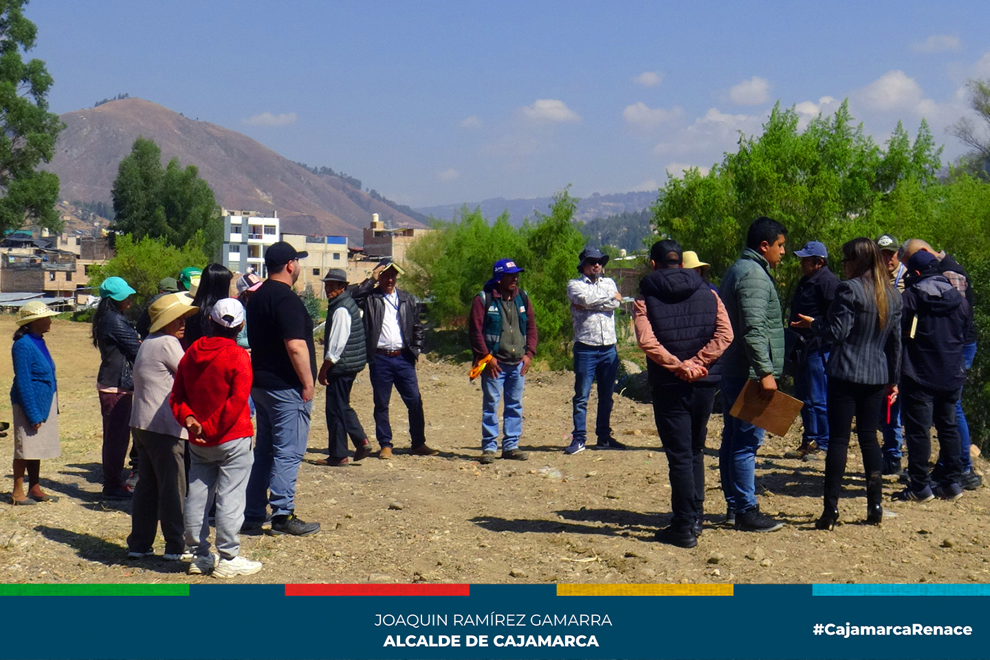 La Municipalidad Provincial de Cajamarca, a través de la gerencia de Desarrollo Territorial y Urbano junto al fiscal, Jhony Díaz Sosa, recorrieron la zona de Columbo para reconocer, delimitar y constatar la invasión de malos vecinos en la faja marginal del río Mashcón.
👉Según la Ley N° 29338, Ley de Recursos Hídricos, establece que, en los terrenos aledaños a los cauces naturales o artificiales, se mantiene una faja marginal de terreno necesaria para la protección, el uso primario del agua, el libre tránsito, la pesca, caminos de vigilancia u otros servicios, siendo la faja marginal un bien de dominio público teniendo la condición de inalienable e imprescriptible.
✅La RESOLUCIÓN DIRECTORAL Nº 0021-2021-ANA-AAA.M también menciona que, en el numeral 18.2 del artículo 18° del Reglamento para la Delimitación y mantenimiento de fajas marginales, establece que la Autoridad Administrativa del Agua expide la resolución de delimitación de faja marginal y comunica a las autoridades competentes en materia de saneamiento físico legal, tales como Municipalidades, Superintendencia Nacional de Registros Públicos, Organismo de Formalización de la Propiedad Informal, y la Superintendencia Nacional de Bienes Estatales.