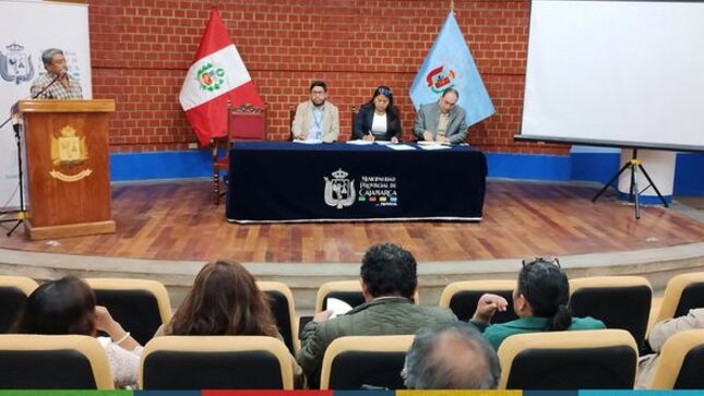 El diálogo y la concertación con diferentes actores sociales se ha convertido en una prioridad para la actual gestión municipal liderada por el alcalde de Cajamarca, Joaquín Ramírez, por ello la Municipalidad de Cajamarca a través de la gerencia de Transportes y Seguridad Vial continúa con su  labor de realizar mesas de trabajo  con los transportistas para escuchar su problemática y recibir aportes con el fin de llegar acuerdos que sirvan para mejorar el servicio de transporte de pasajeros en nuestra ciudad.
👉En ese sentido, la presidenta de la Comisión de Transportes del Consejo Provincial, Julia Guerrero, después de destacar la importancia de este evento exhortó a los transportistas que prestan servicio de mototaxi a brindar un servicio de calidad a los ciudadanos, en especial a las personas con discapacidad que quieren movilizarse a través de sus unidades de transporte.
🗣Edith Chuco Gutiérrez, gerente de Transportes y Seguridad Vial, dio a conocer en la reunión su plan de trabajo  que se viene  ejecutándose desde que asumió dicha gerencia,  siendo algunas de ellas; la reducción  en el tiempo el acervo documentario, la emisión de las Tarjetas Únicas de Circulación a todos los transportistas, aplicar con mayor eficaz las normas municipales que rigen  en zonas rígidas y prohibidas, así como luchar frontalmente contra la informalidad y mejorar la señalización horizontal y vertical en la zona urbana de nuestra ciudad, entre otros.
🤝Cabe señalar, que en la reunión también participaron el subgerente de Inspección y Seguridad Vial, Frey Hoyos Sangay y subgerente de Regulación y Autorizaciones de Transporte, Nilton Izquierdo Marín.