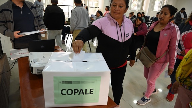 Padres de familia emitiendo voto para elección de COPALE