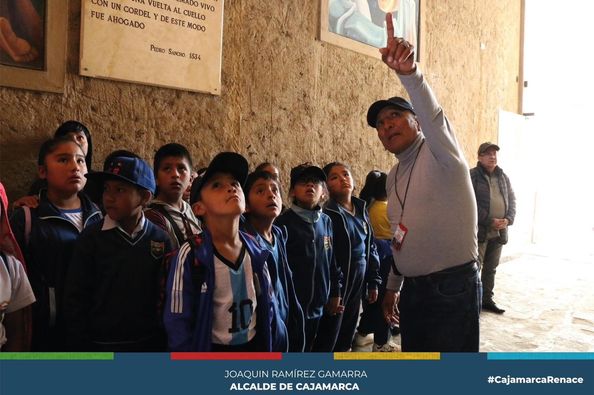 En el marco del Día Mundial del Turismo, la Municipalidad Provincial de Cajamarca, a través de la gerencia de Turismo y Cultura desarrolló un recorrido guiado a los alumnos de la Institución Educativa Samana Cruz.
🔎Estos recorridos que suelen realizarse los días viernes, buscan acercar a los más pequeños a nuestro patrimonio cultural y arquitectónico, mostrándoles el Centro Histórico de Cajamarca, así como, el Cuarto de Rescate y el Conjunto Monumental de Belén.
