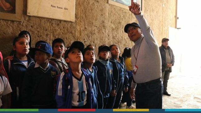En el marco del Día Mundial del Turismo, la Municipalidad Provincial de Cajamarca, a través de la gerencia de Turismo y Cultura desarrolló un recorrido guiado a los alumnos de la Institución Educativa Samana Cruz. 
🔎Estos recorridos que suelen realizarse los días viernes, buscan acercar a los más pequeños a nuestro patrimonio cultural y arquitectónico, mostrándoles el Centro Histórico de Cajamarca, así como, el Cuarto de Rescate y el Conjunto Monumental de Belén.