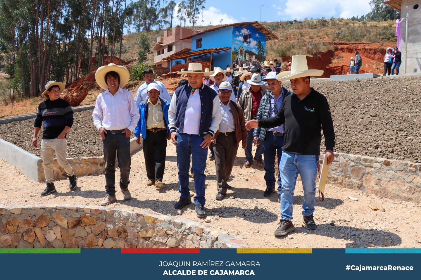 Continuando con su recorrido, el alcalde provincial de Cajamarca, Joaquin Ramírez Gamarra, visitó al centro poblado de Cashapampa. En esta oportunidad la primera autoridad edil pudo verificar y reconoció el esfuerzo de los moradores por el mejoramiento de su plaza central a través del programa “Renace”. En ese mismo sentido, también se pudo conocer la apertura y mantenimiento de diferentes trochas carrozables.
👉El compromiso del Alcalde Provincial con el progreso de Cajamarca continúa siendo incansable por el bien de nuestra ciudad y sus centros poblados.