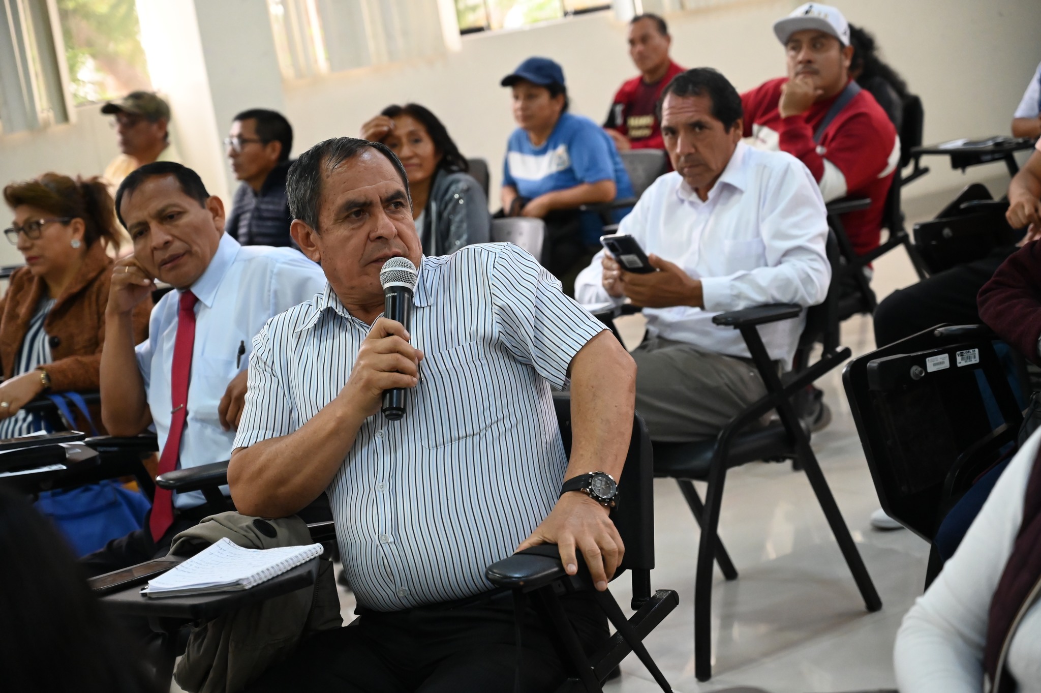 Asistente toma la palabra