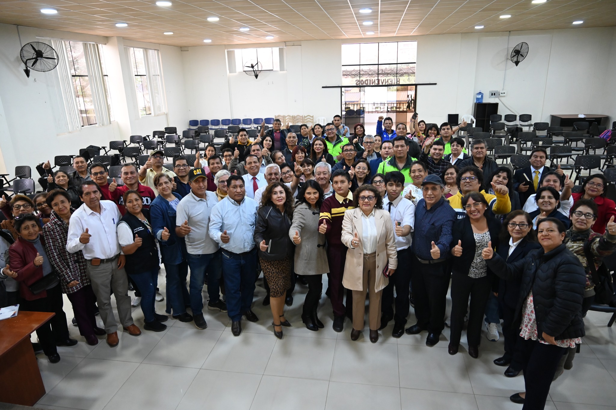 Integrantes de sociedad civil posan en la fotografía final.