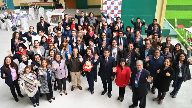 Foto donde están los funcionarios de la DRELM y las siete UGEL