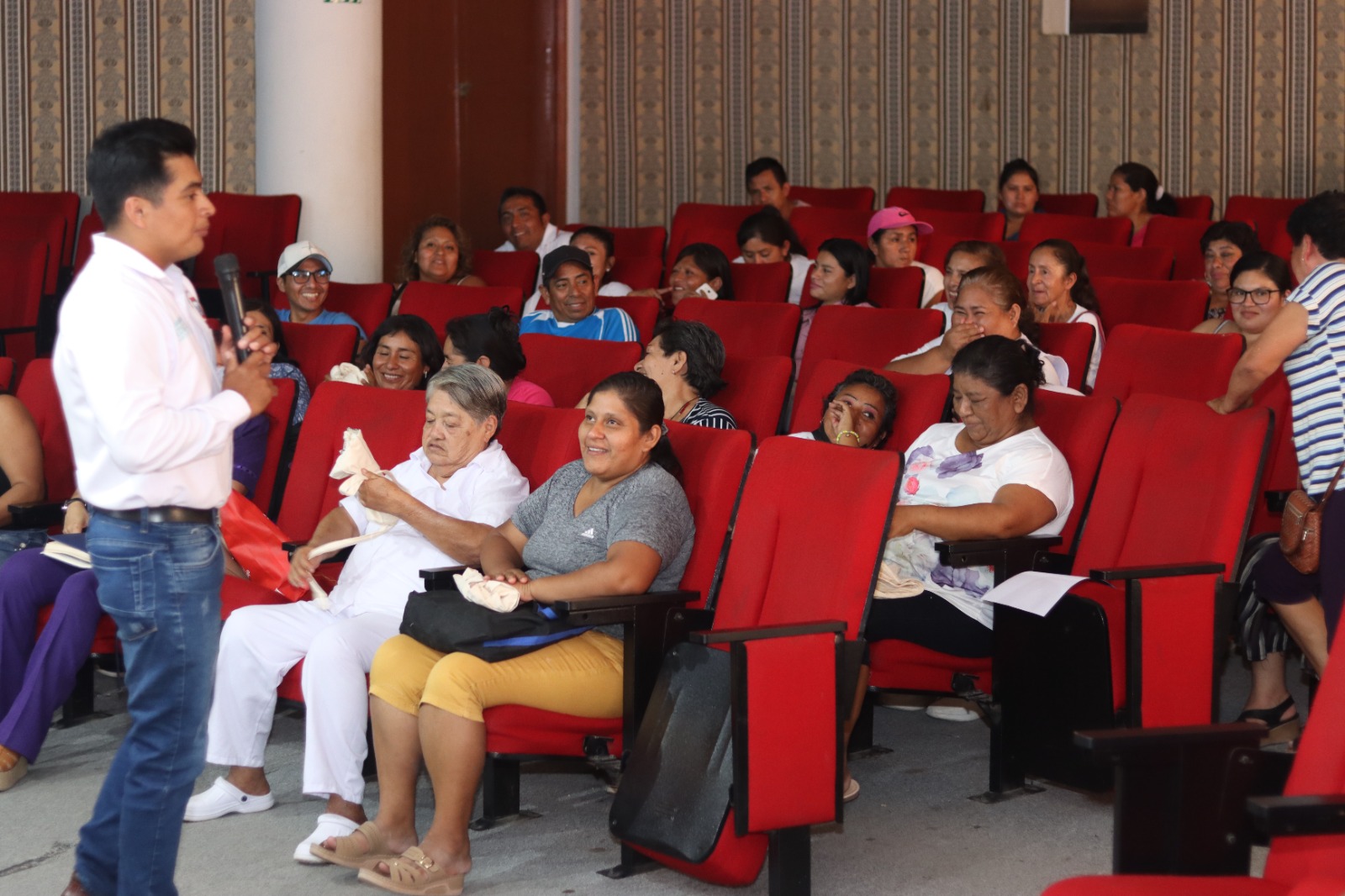 Capacitan a emprendedores urbanos sobre la reducción del uso de plástico