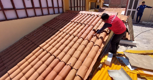 La Contraloría General alertó trabajos no ejecutados y parcialmente realizados que no cumplen con las especificaciones técnicas en el “Mantenimiento y remodelación de los ambientes asistenciales del Centro de Salud de Secclla”, ubicado en la provincia de Angaraes, lo que ocasiona la persistencia de problemas en la infraestructura como goteras y filtraciones en las áreas de Emergencia y almacén de Farmacia, así como un posible perjuicio económico al Estado.
