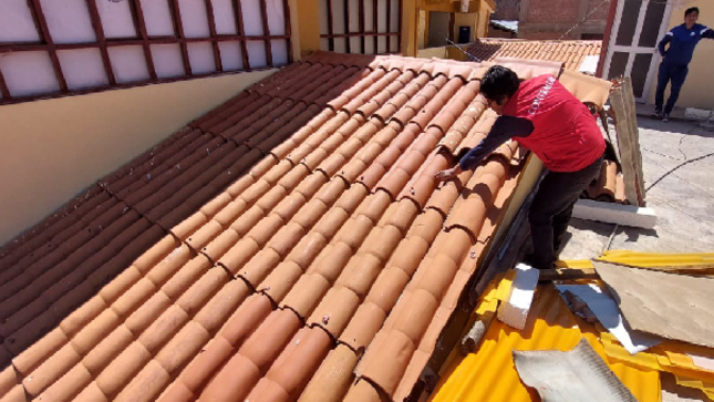 La Contraloría General alertó trabajos no ejecutados y parcialmente realizados que no cumplen con las especificaciones técnicas en el “Mantenimiento y remodelación de los ambientes asistenciales del Centro de Salud de Secclla”, ubicado en la provincia de Angaraes, lo que ocasiona la persistencia de problemas en la infraestructura como goteras y filtraciones en las áreas de Emergencia y almacén de Farmacia, así como un posible perjuicio económico al Estado.