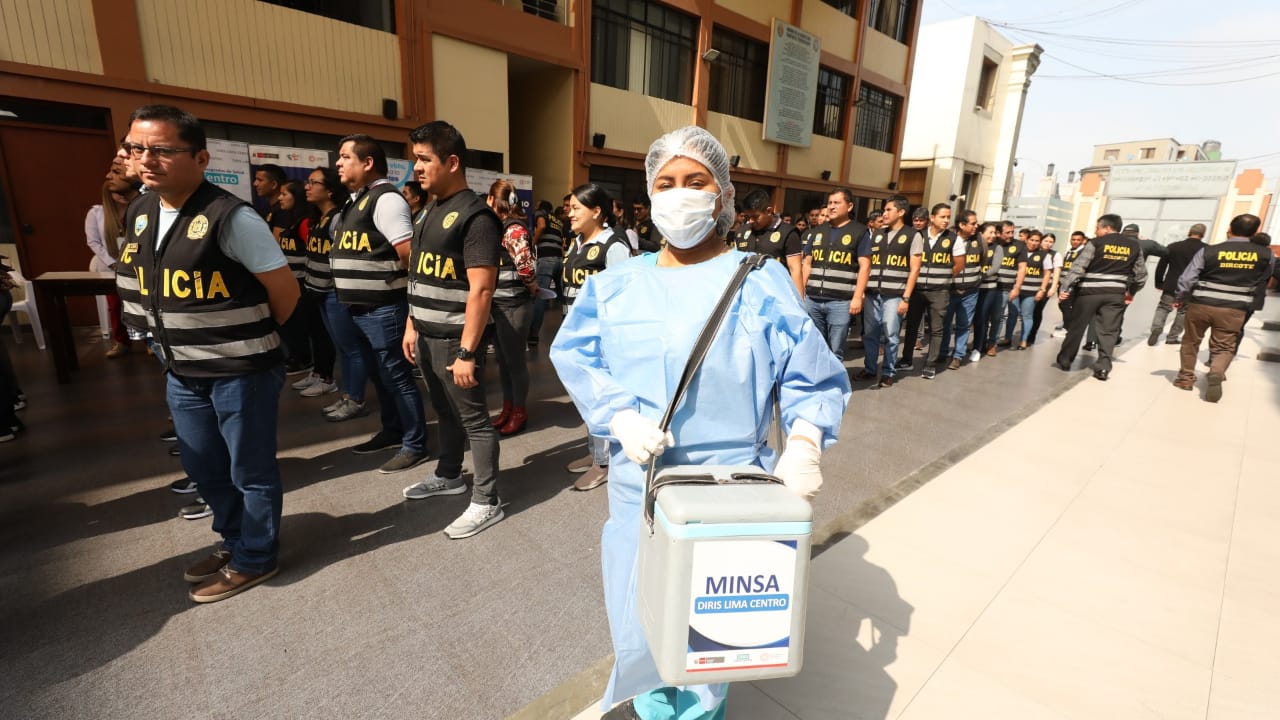 Minsa protege a más de 200 efectivos de la Dircote con la dosis bivalente contra la covid-19