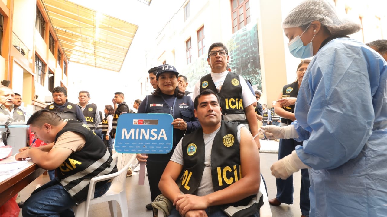 Minsa protege a más de 200 efectivos de la Dircote con la dosis bivalente contra la covid-19