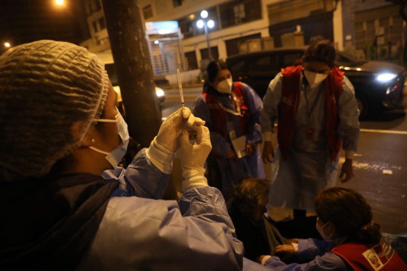 Foto 2 de Brigadas de vacunación protegen contra la Covid-19 a adultos mayores en situación de calle