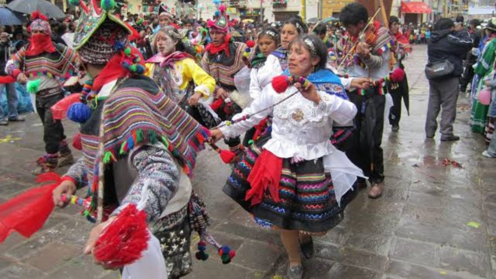 Huancavelica gran pasacalle y feria de servicios por el cierre de la semana de prevención del embarazo en adolescentes