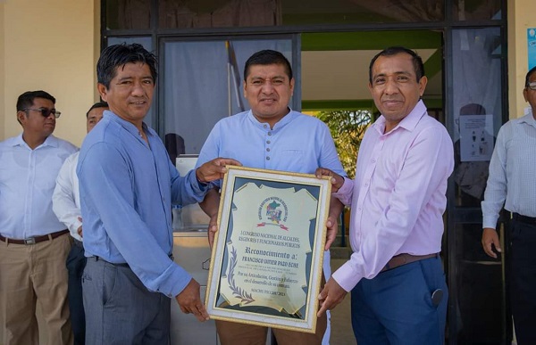 Alcalde recibe reconocimiento de DINARES Perú