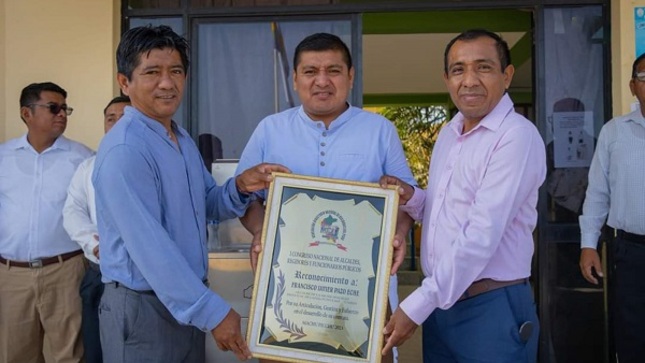 Alcalde recibe reconocimiento de DINARES Perú