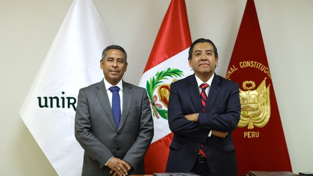 El presidente del TC, Francisco Morales Saravia y el country manager de la UNIR en el Perú, Martín Santivañez Vivanco.