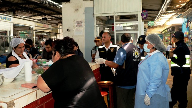 PERSONAL DE FISCALIZACIÓN REALIZÓ OPERATIVO DE INSPECCIÓN AL MERCADO MUNICIPAL "BALCÓN DE HUAURA" CON EL PROPÓSITO DE GARANTIZAR PRÁCTICAS SEGURAS EN LA MANIPULACIÓN DE ALIMENTOS 